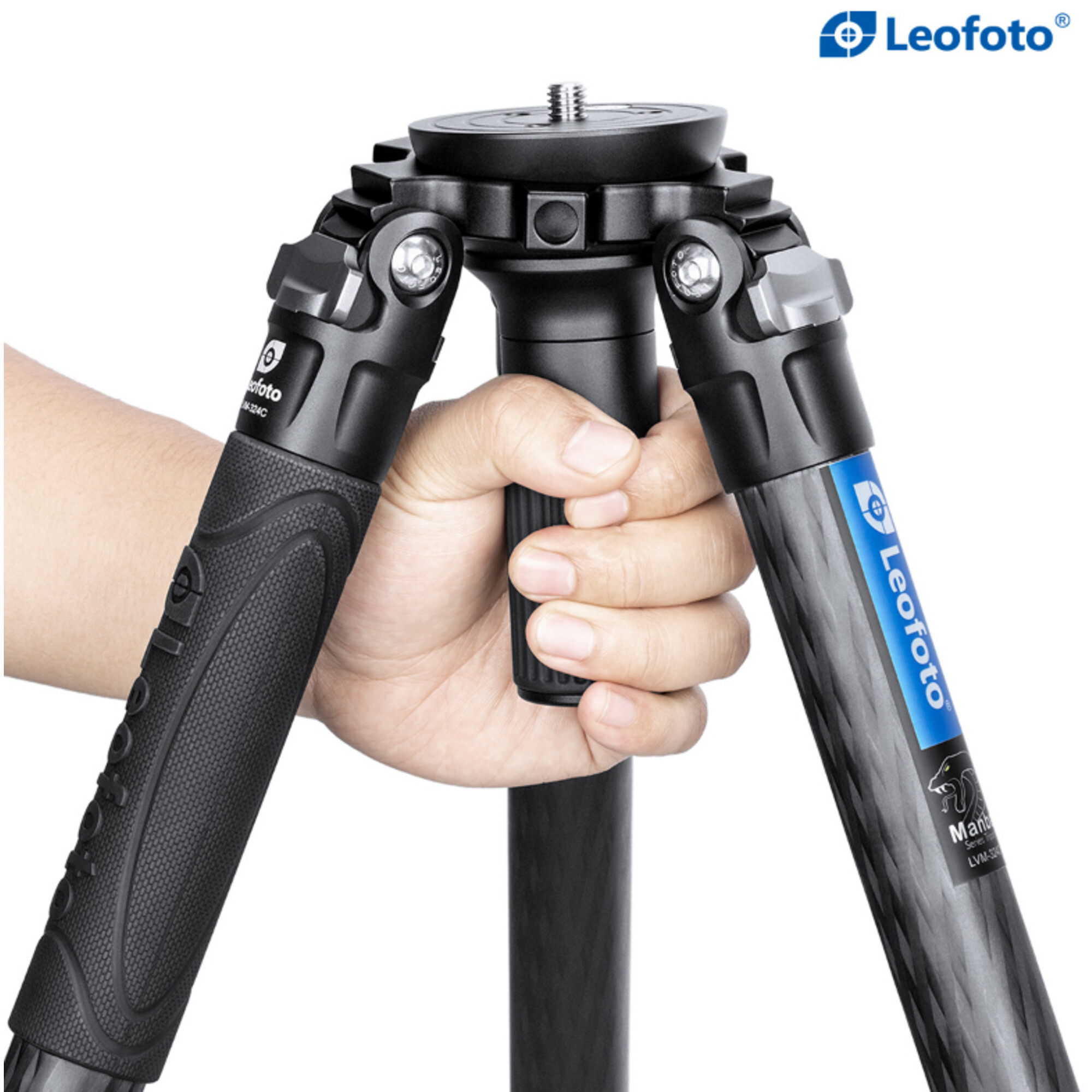 Hand hält schwarzen Leofoto Stativbein mit Carbonfasertextur und blauem Logo.