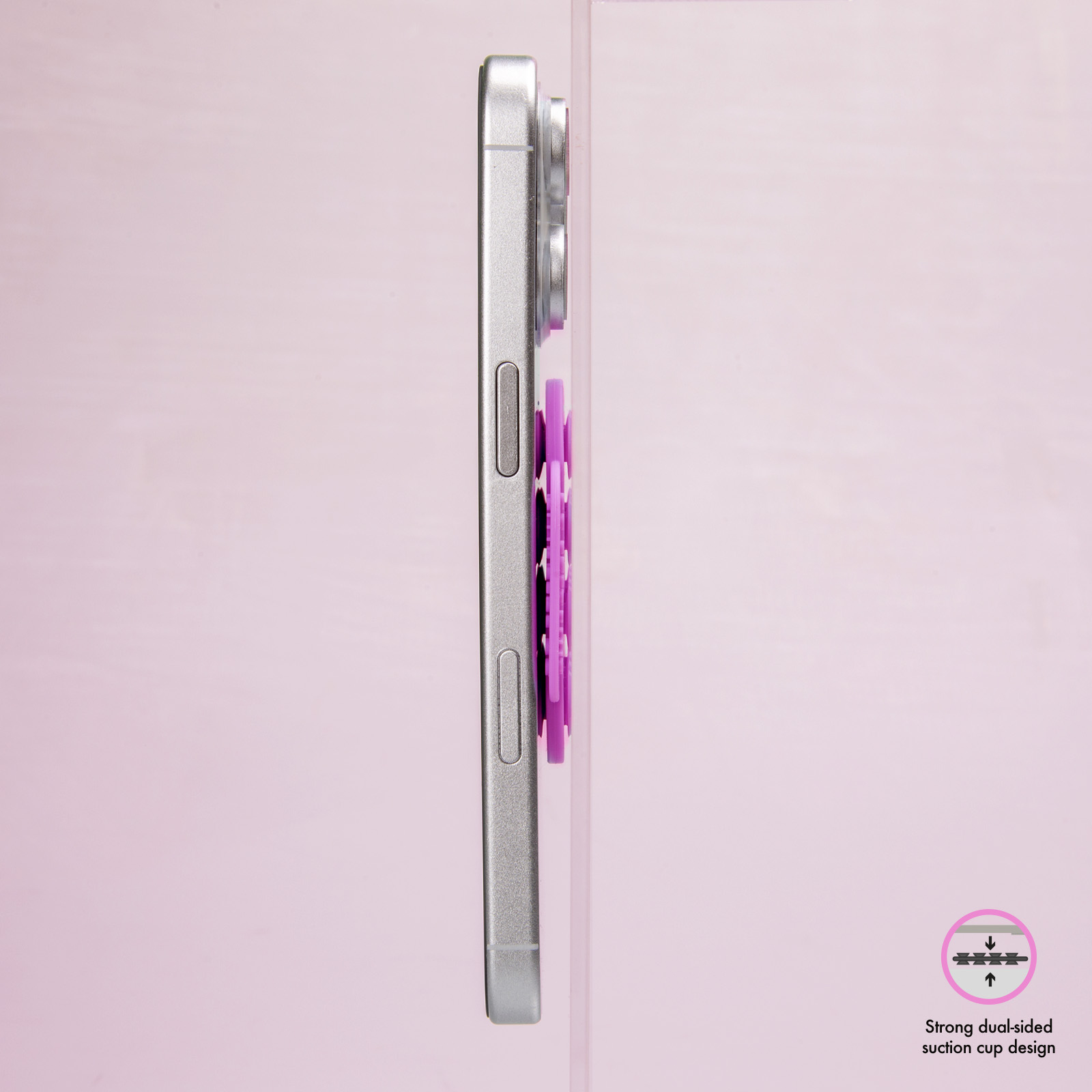 Lato di smartphone argentato con pop socket viola. Sfondo rosa.