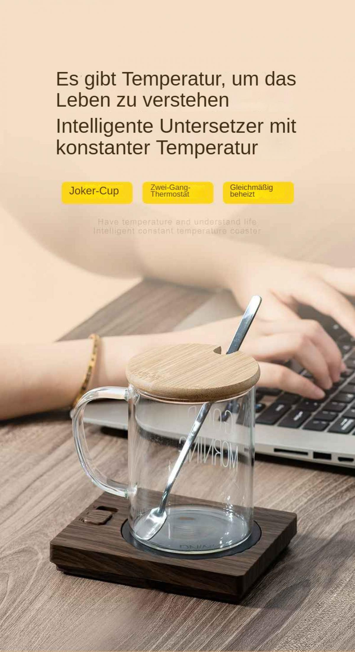 Gläserner Becher mit Holzboden und Löffel auf einem Heizuntersetzer.