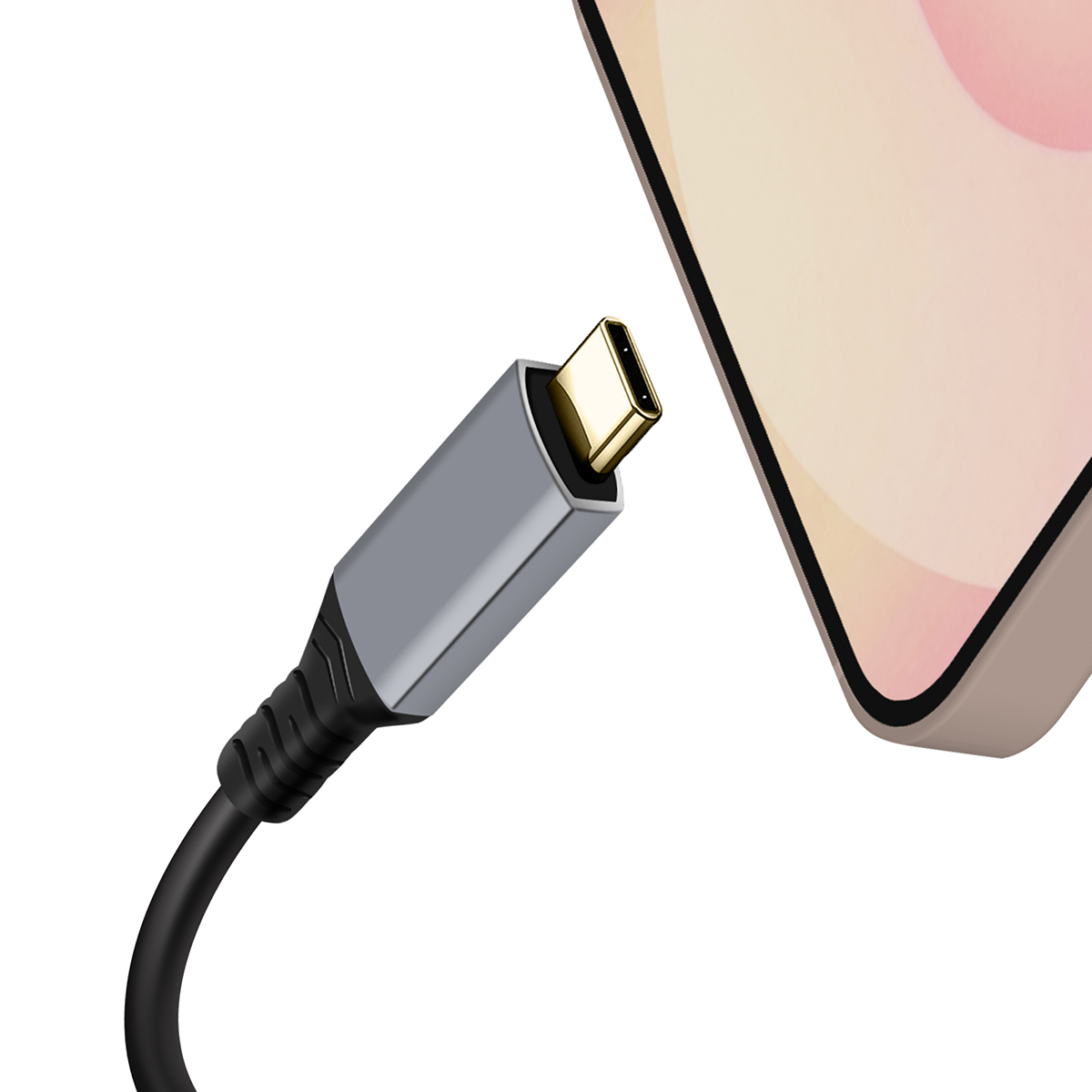 Un connettore USB-C argentato con contatti dorati è collegato a un dispositivo chiaro.