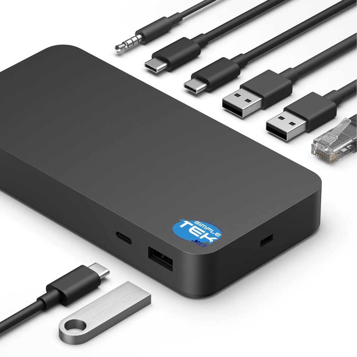Eine schwarze Powerbank mit verschiedenen Kabeln und einem USB-Stick auf weißem Grund.