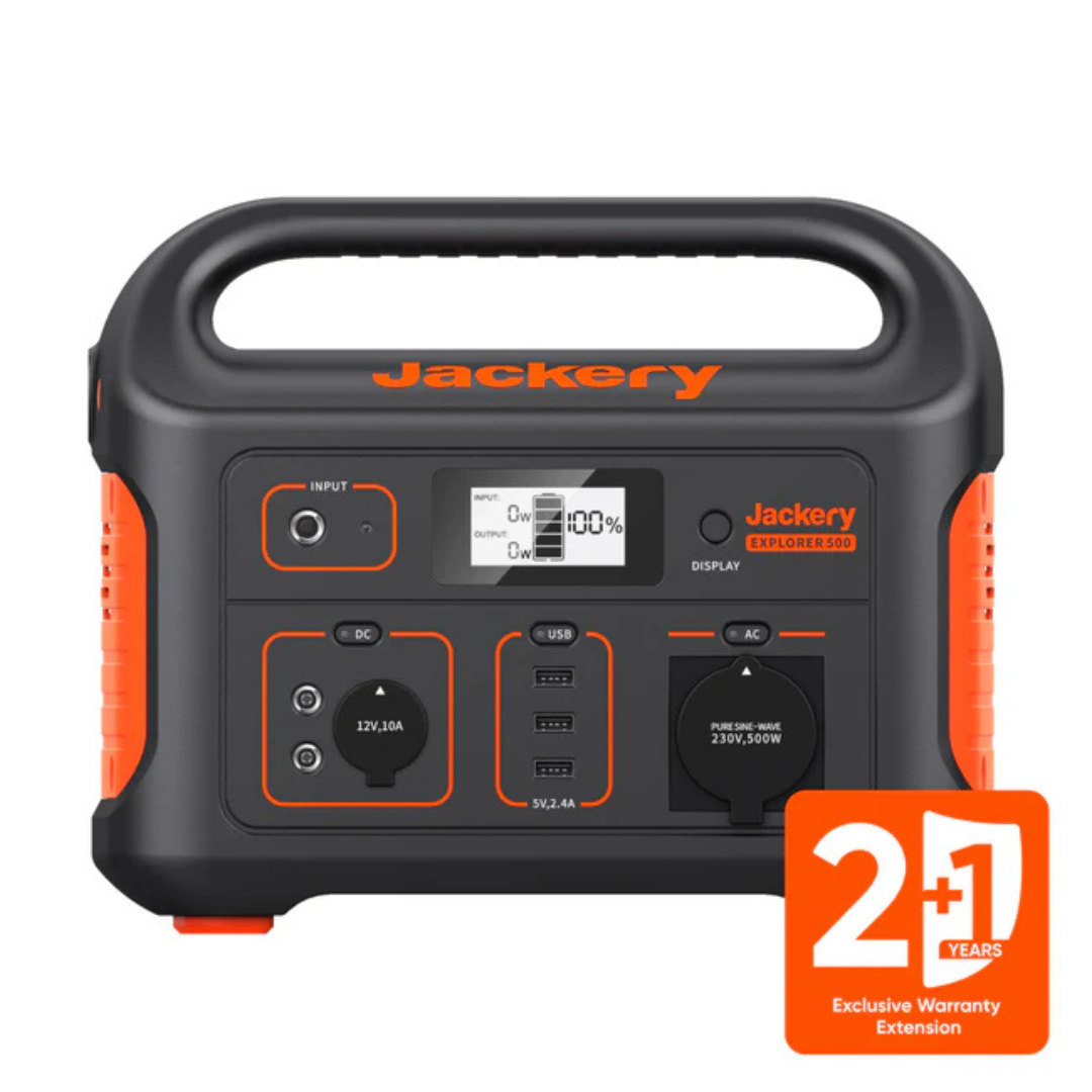 Schwarzer Jackery Explorer 500 Stromspeicher mit orangen Akzenten. Zeigt Anschlüsse und 100% Akku.
