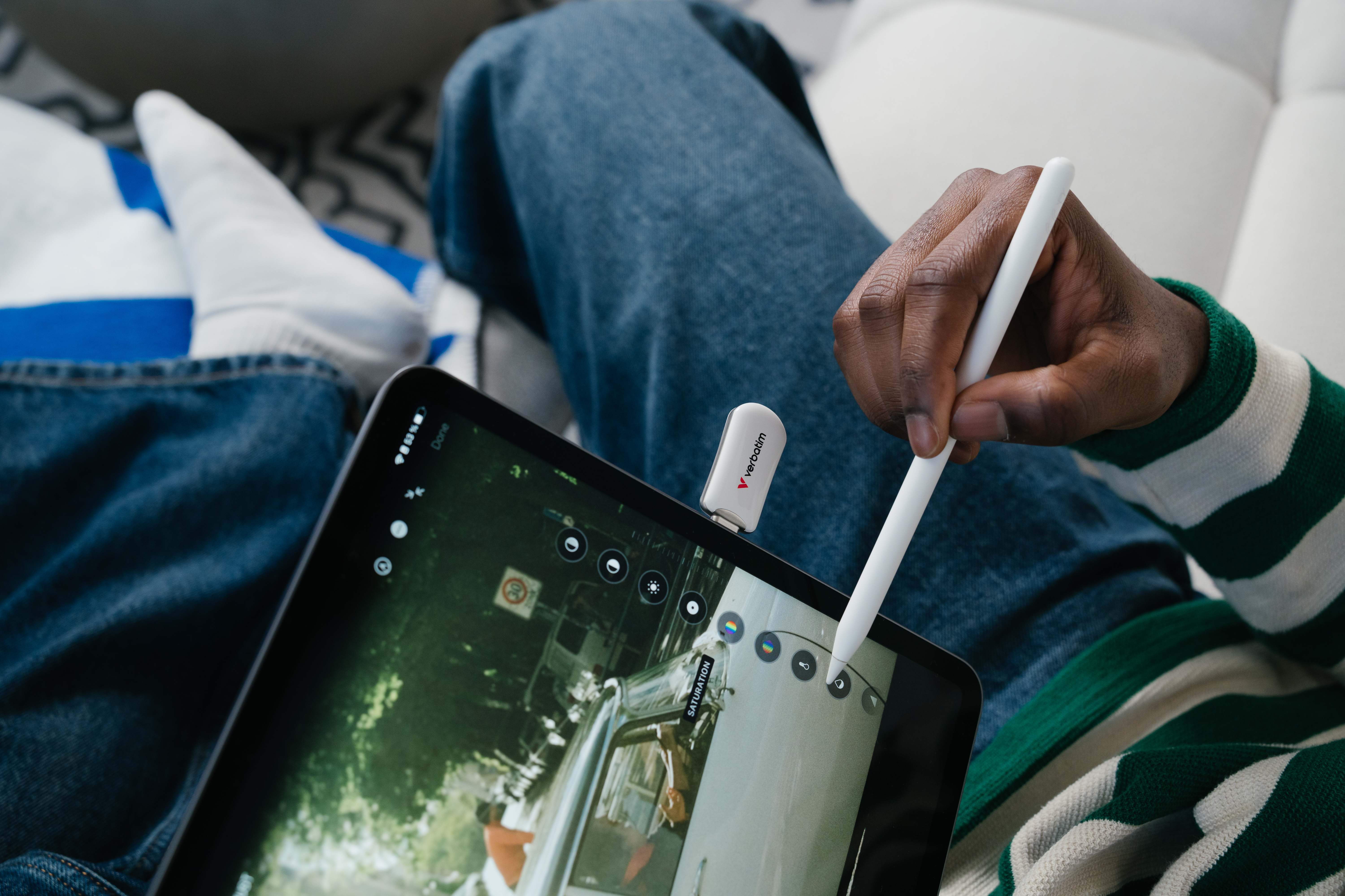 Osoba używa rysika na tablecie z podłączonym pendrivem Verbatim.