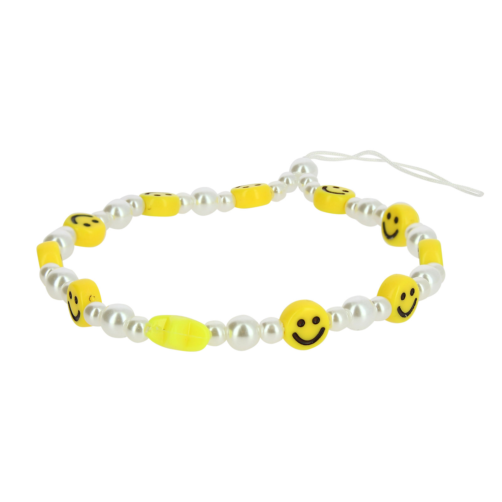 Un braccialetto di perle bianche e perline gialle a smiley su sfondo bianco.