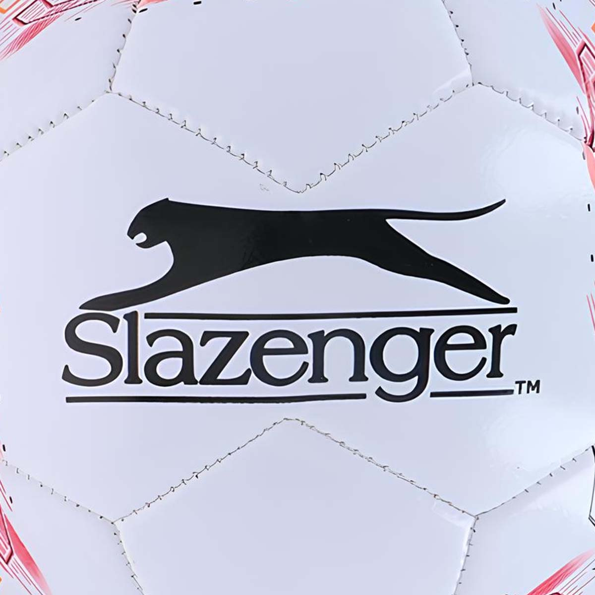 Un pallone da calcio bianco con il logo nero Slazenger e una pantera.