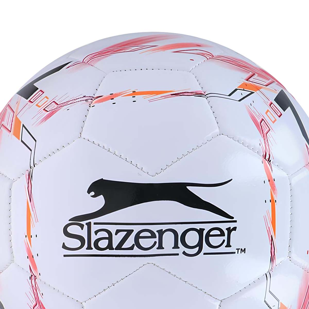 Un pallone da calcio bianco con pennellate arancioni e rosse e il logo Slazenger.