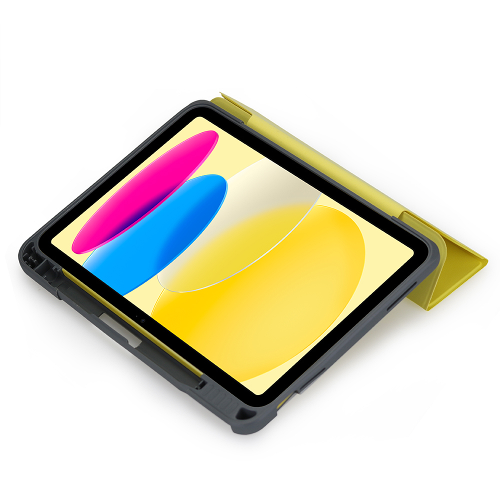 Un tablet giallo in custodia protettiva poggia su una superficie bianca.