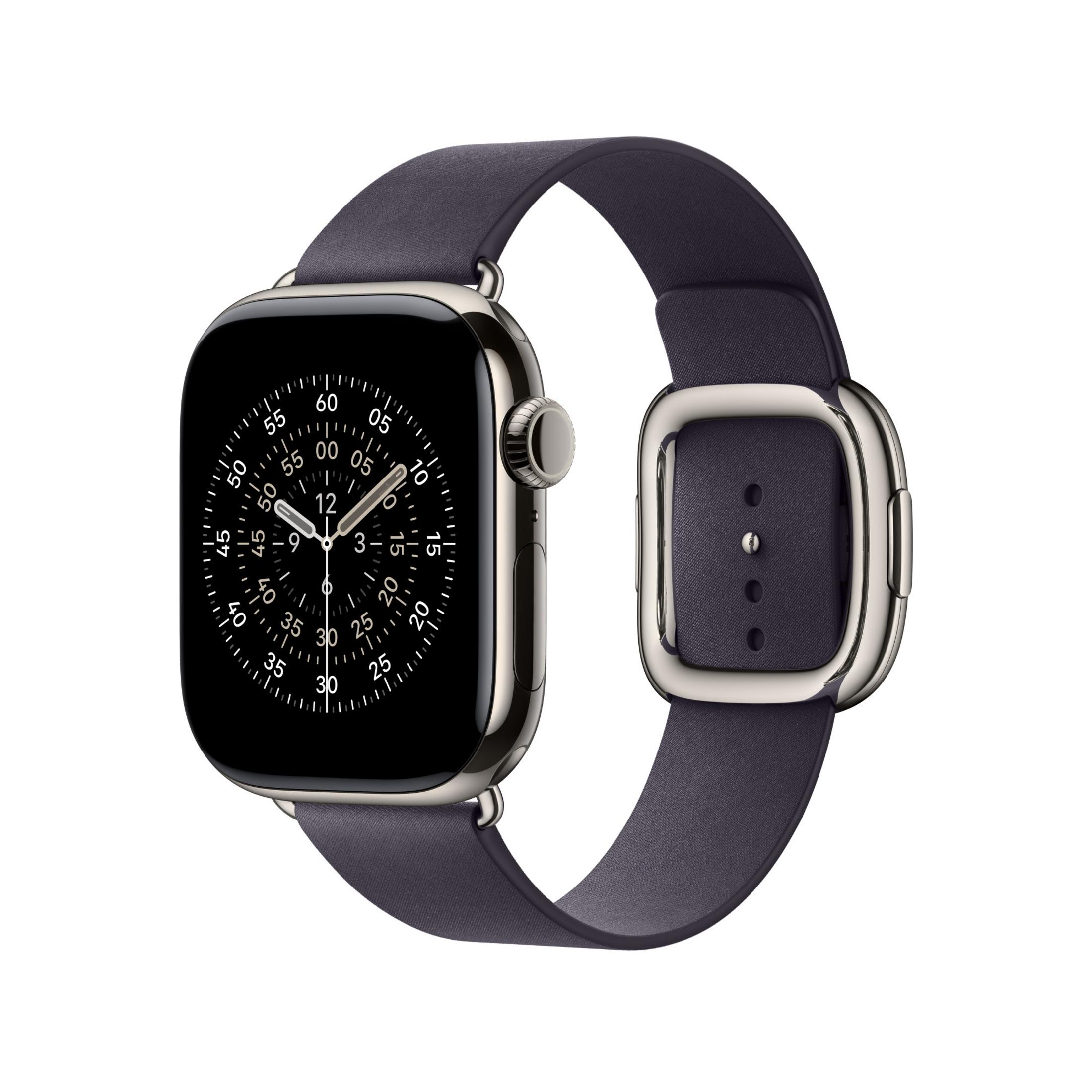 Uno smartwatch argentato con cinturino scuro, che mostra l'ora.