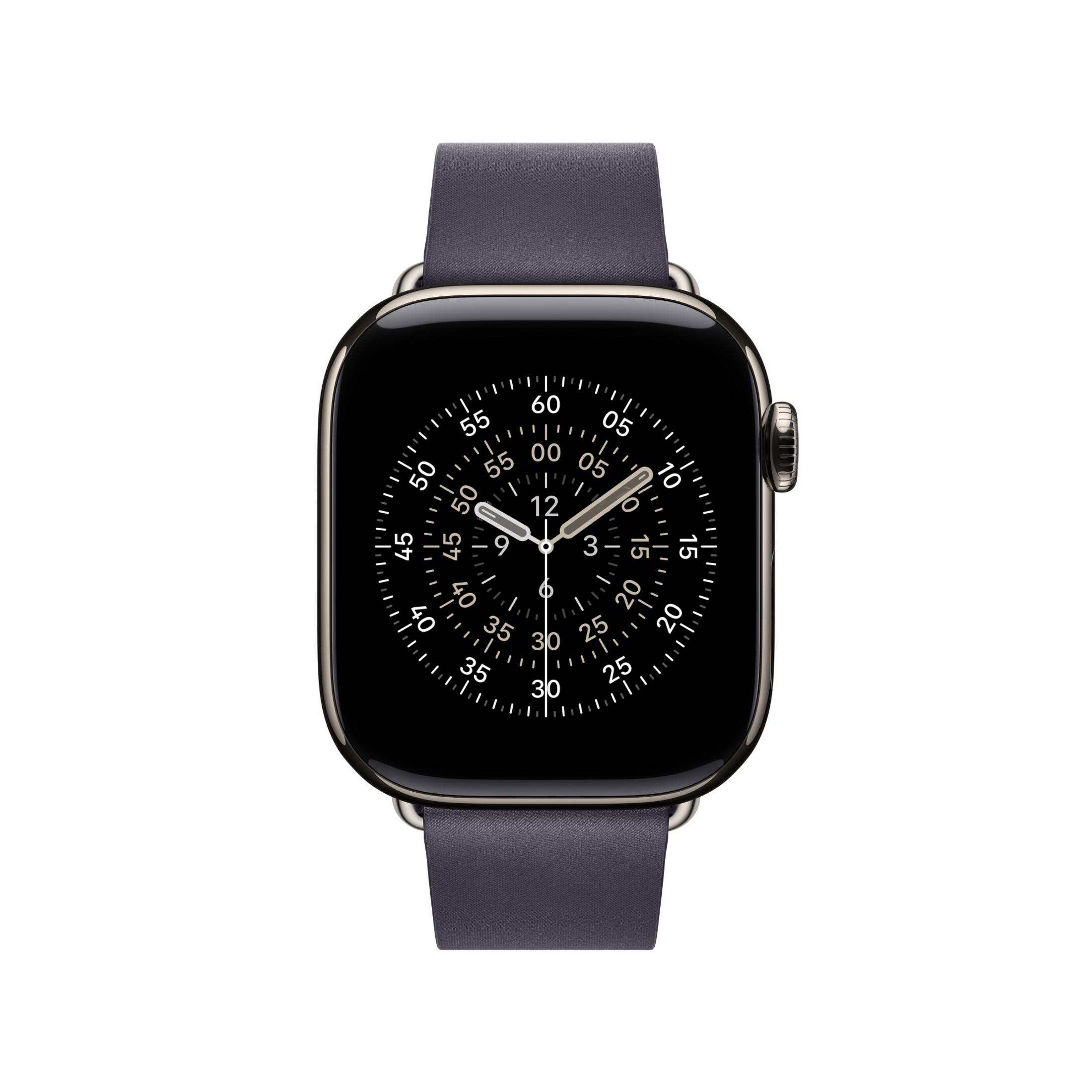 Un orologio grigio scuro con quadrante nero e lancette argentate su sfondo bianco.