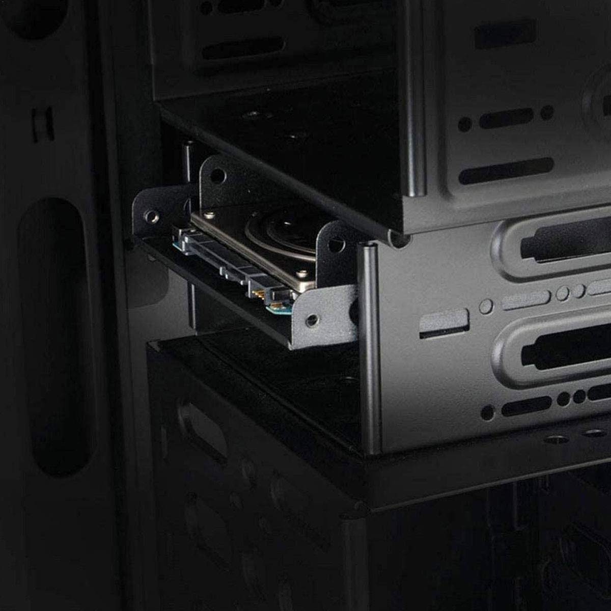 Primo piano di un hard disk installato in un case per computer con staffe metalliche.