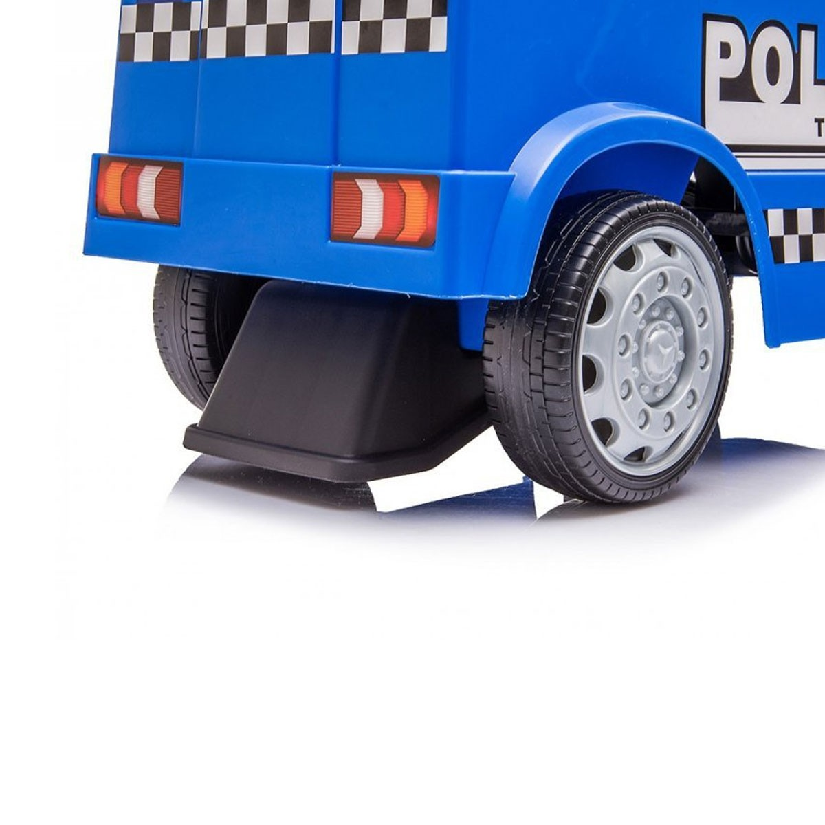Primo piano della ruota posteriore e delle luci posteriori di un furgone della polizia giocattolo blu.
