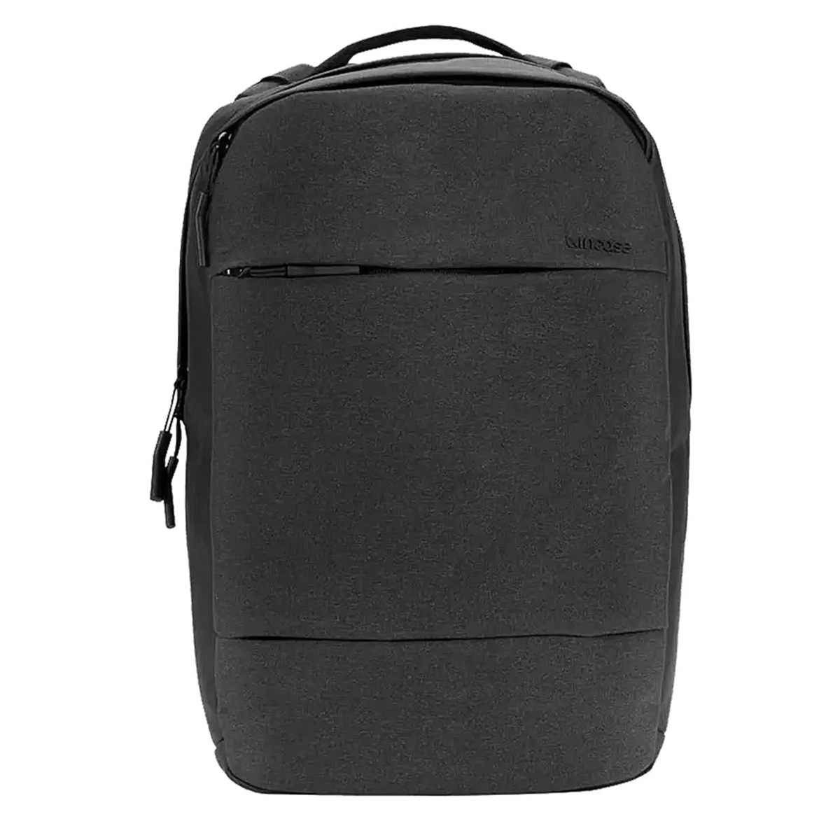 Uno zaino nero con una tasca con cerniera sul davanti.