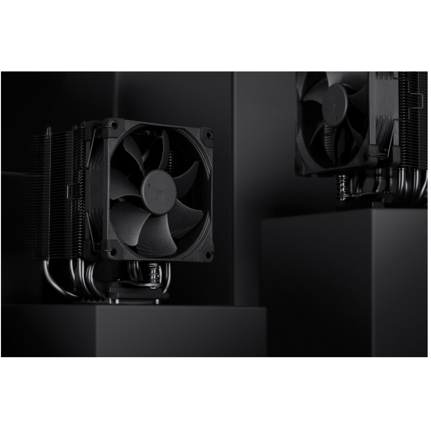 Due dissipatori CPU neri su piedistalli scuri.
