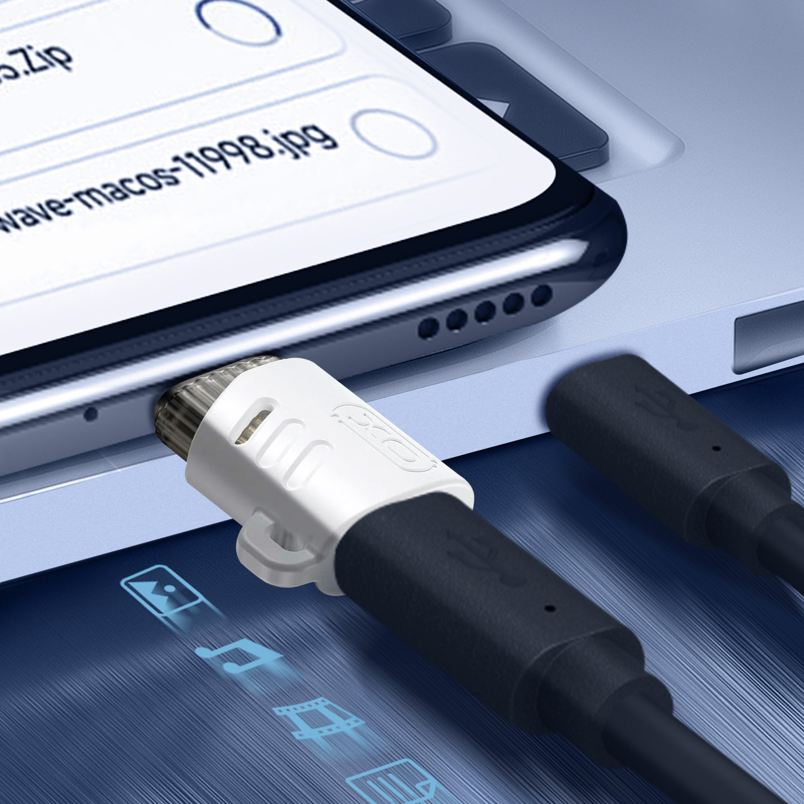Un cavo USB-C si collega a uno smartphone appoggiato su un laptop.