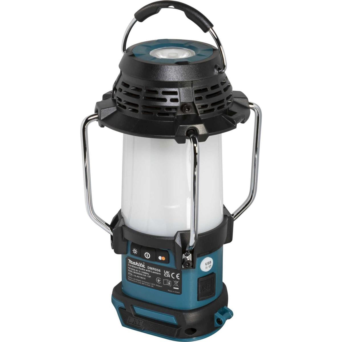 Une lanterne radio sans fil Makita bleu sarcelle et noire avec diffuseur de lumière blanc et poignée en métal.