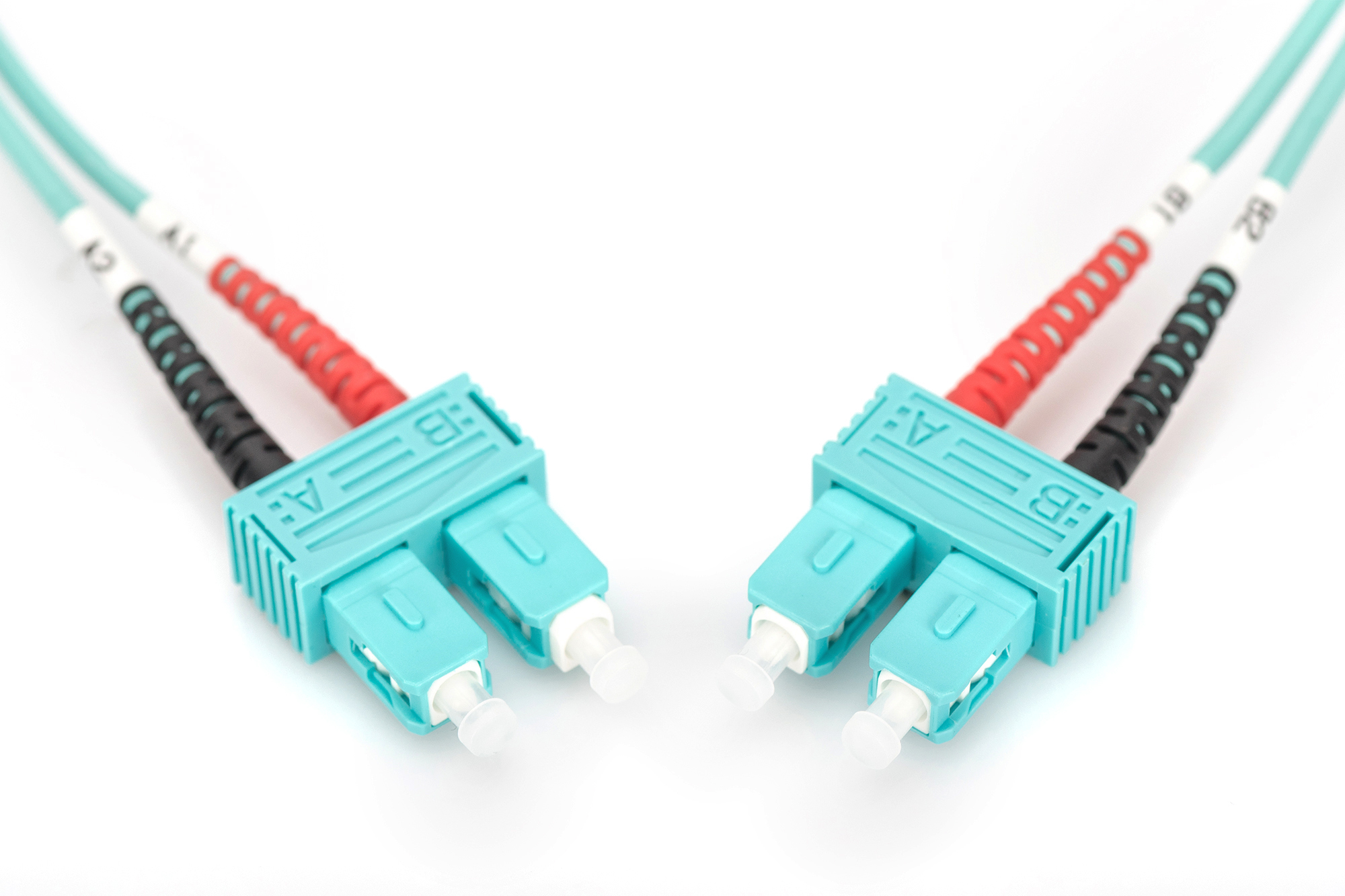 Beyaz arka plan üzerinde kırmızı ve siyah botlu iki turkuaz LC fiber optik konnektör.