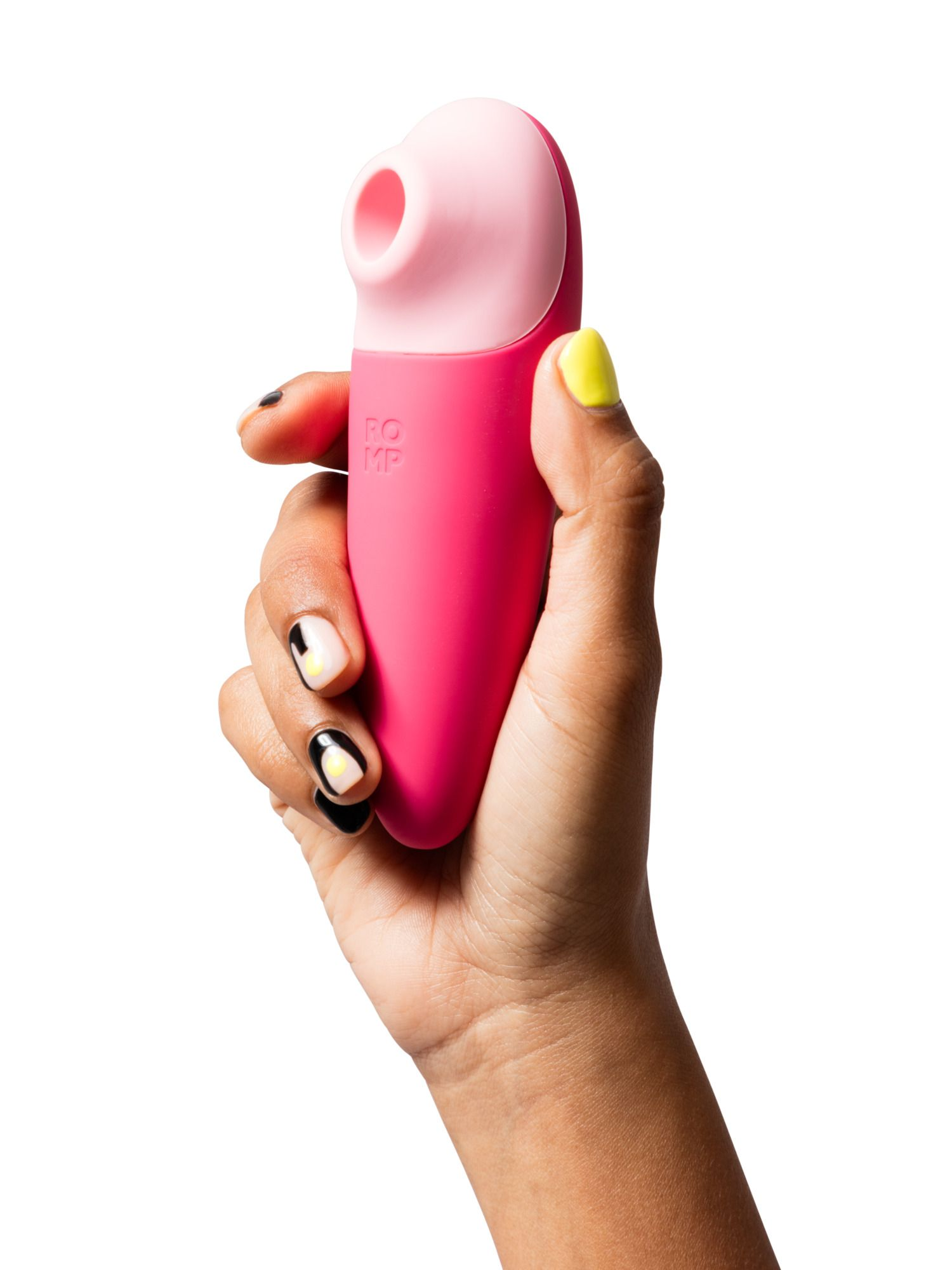 Una mano con uñas coloridas sostiene un juguete sexual rosa y magenta sobre fondo blanco.