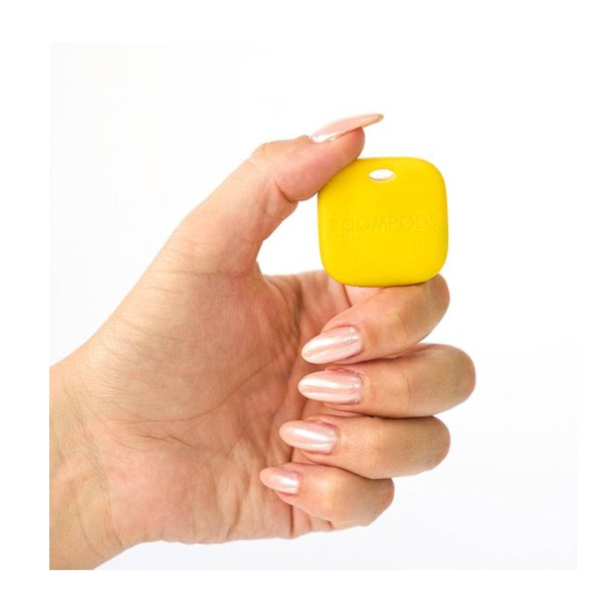 Una mano tiene un oggetto quadrato giallo brillante con un foro in alto.
