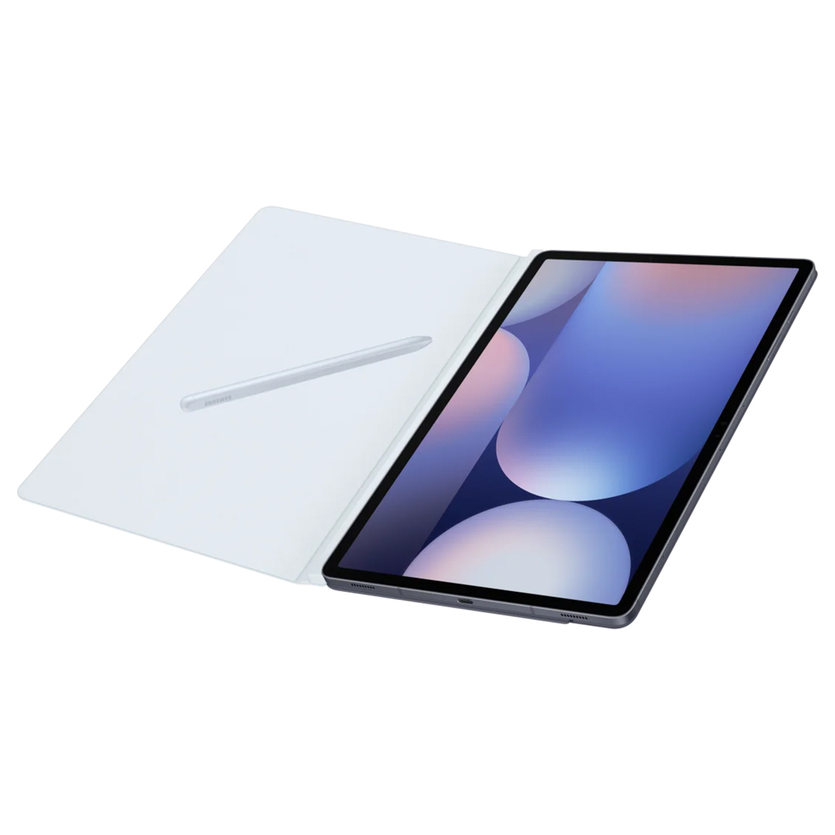 Uno stilo argentato poggia su una cover bianca accanto a un tablet scuro con sfondo astratto blu e rosa.