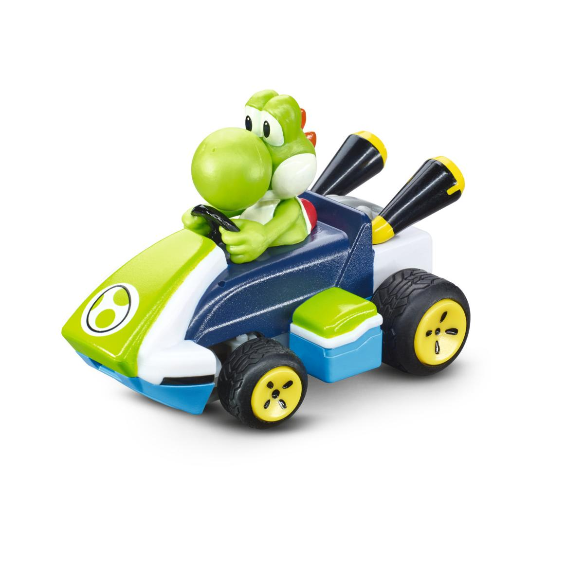 Yoshi verde in un go-kart blu e verde con ruote gialle. Isolato su bianco.