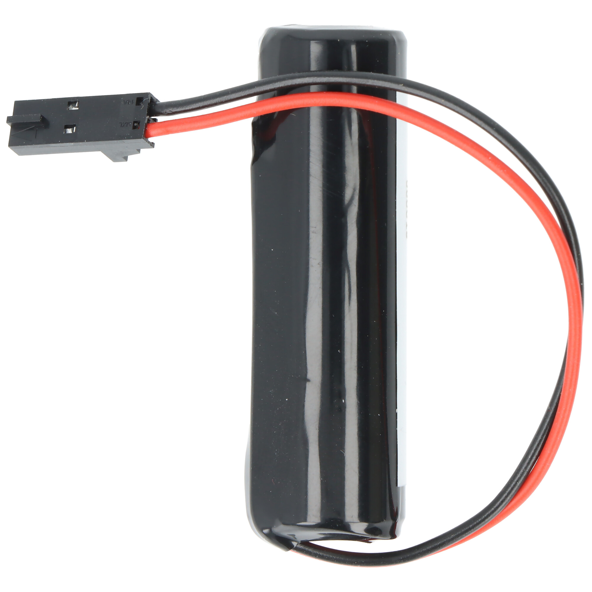 Eine schwarze zylindrische Batterie mit schwarzem Stecker und rot/schwarzen Kabeln vor weißem Hintergrund.