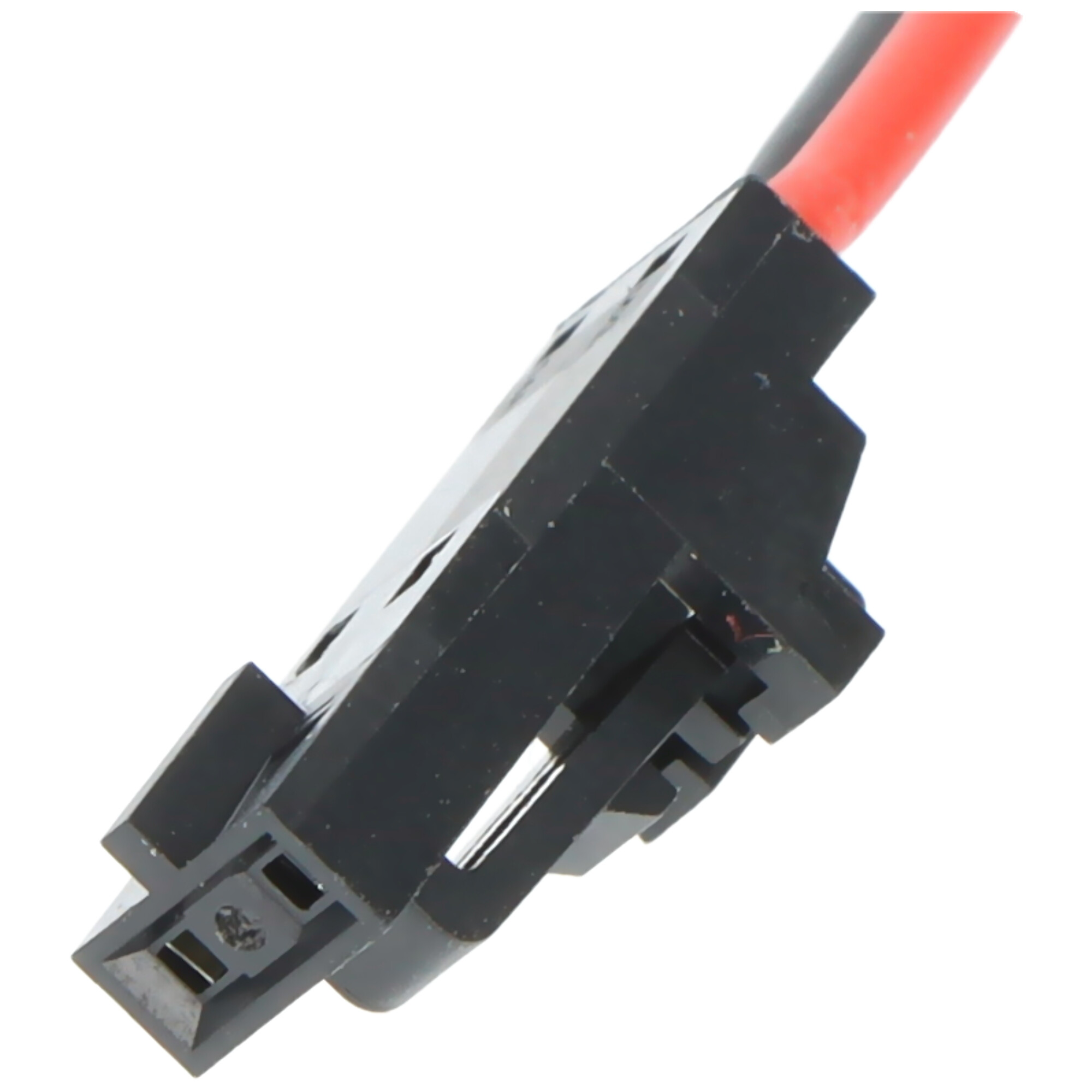 Ein schwarzer Stecker mit einem roten Kabel, isoliert auf weißem Hintergrund.