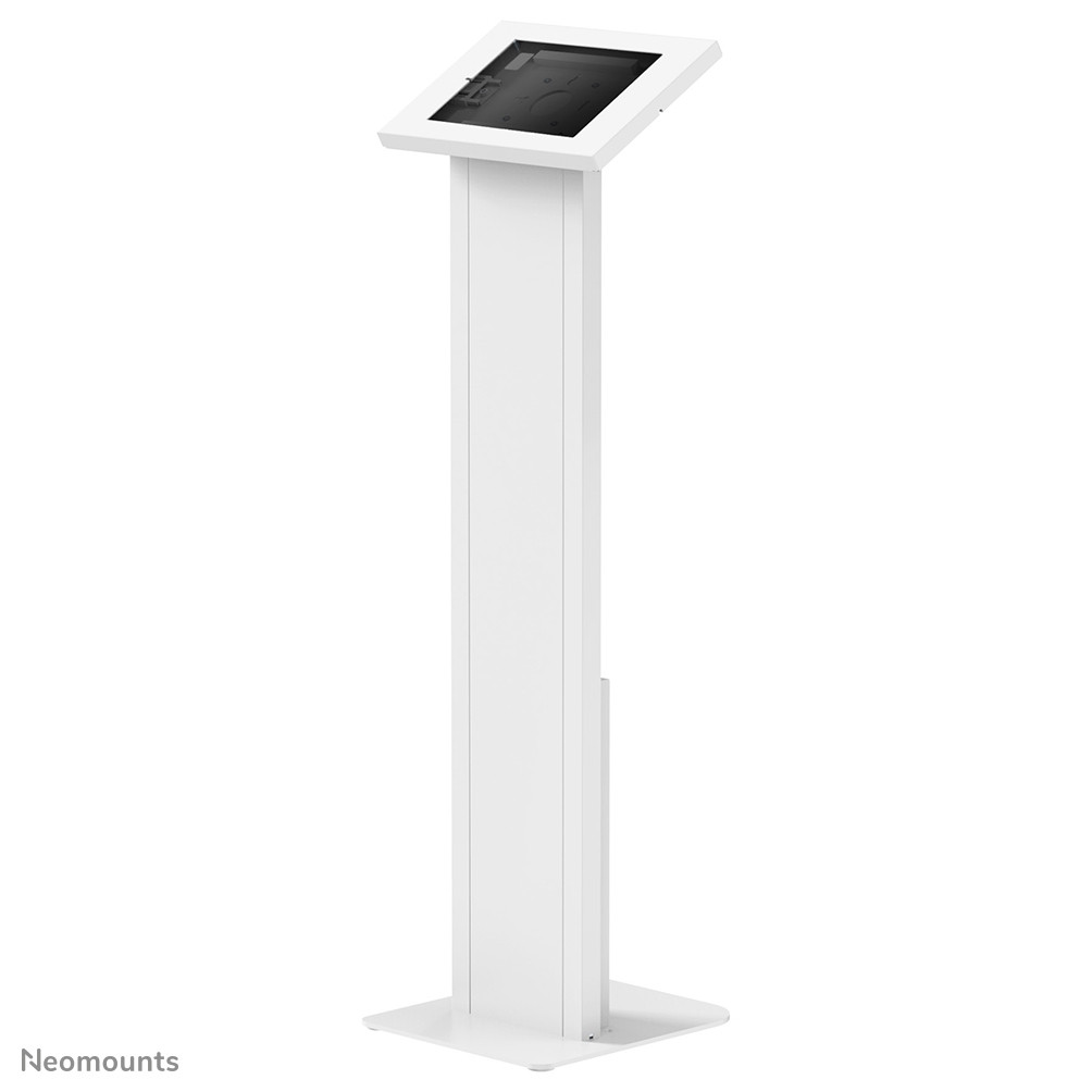 Un support de kiosque numérique blanc avec support d'écran incliné sur fond blanc.