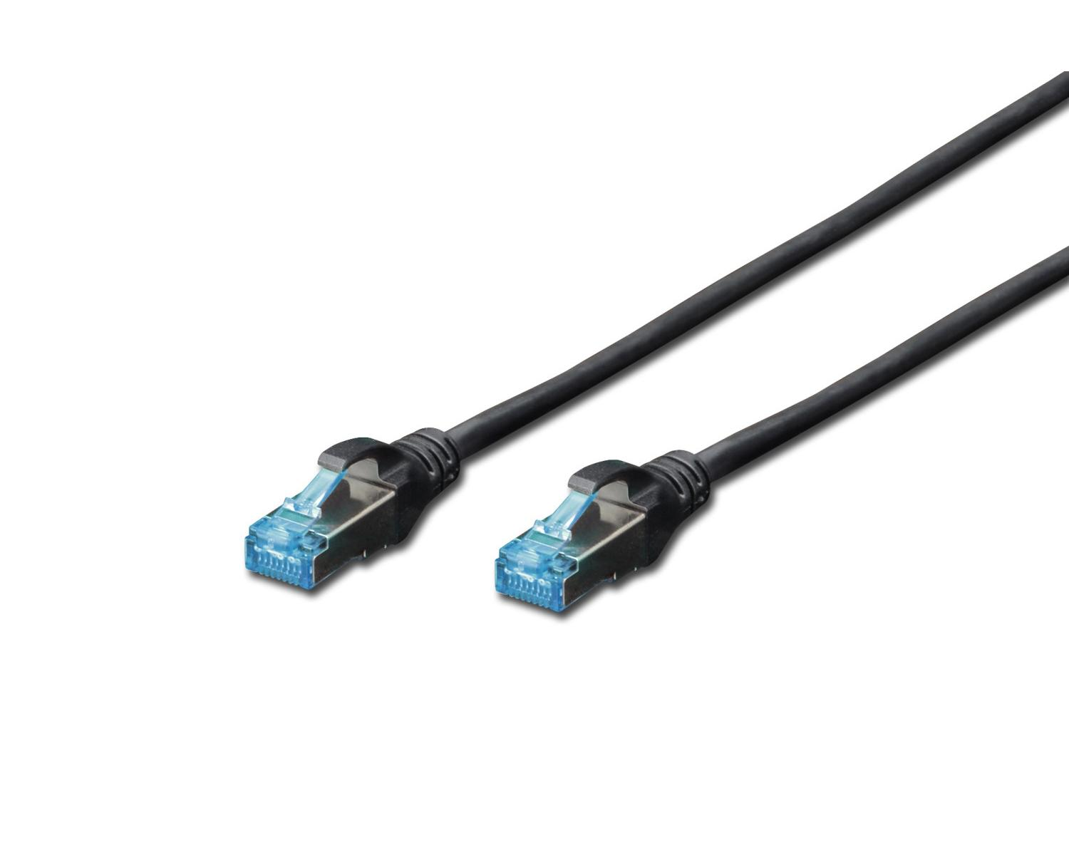 Due cavi di rete neri con connettori RJ45 blu su sfondo bianco.