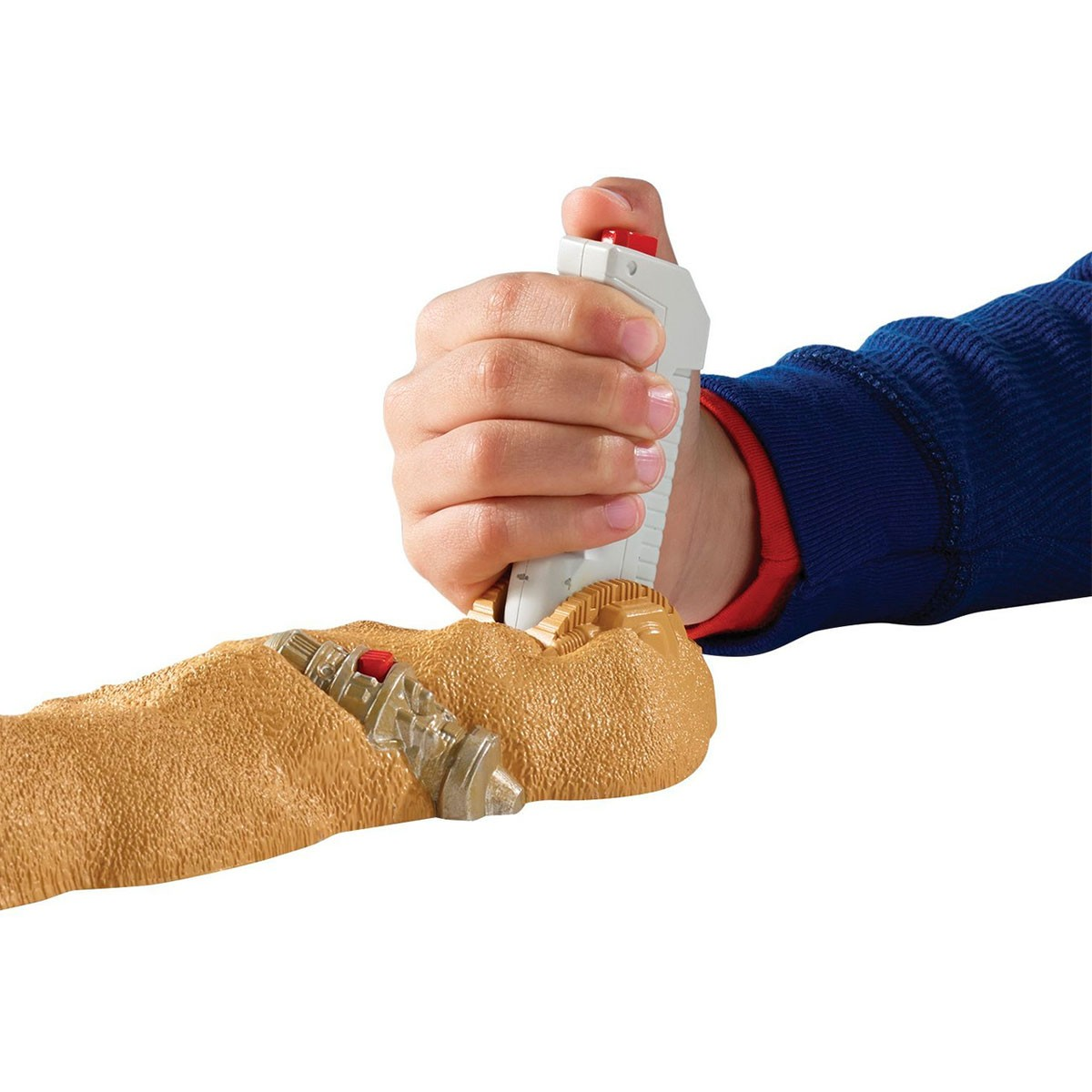 Mano tiene un controller giocattolo, preme pulsante rosso su dinosauro giocattolo marrone.
