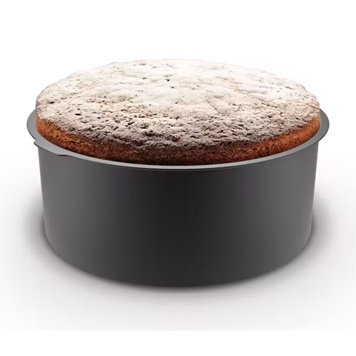 Pudra şekeri serpilmiş yuvarlak kek, koyu gri bir kek kalıbının içinde duruyor.