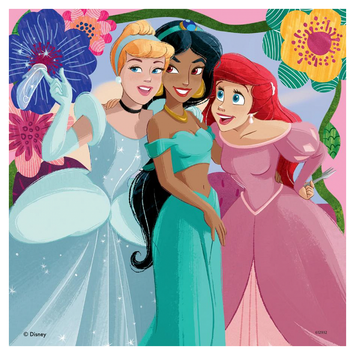 Tre principesse Disney: Cenerentola in blu, Jasmine in turchese e Ariel in rosa, circondate da fiori colorati.