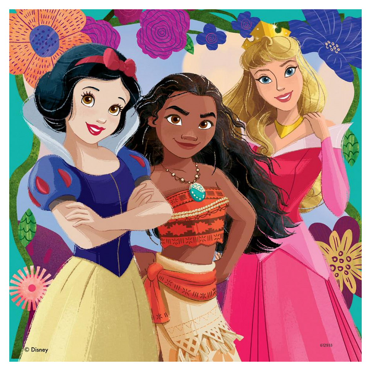 Tre principesse Disney: Biancaneve, Moana e Aurora, insieme a fiori colorati.