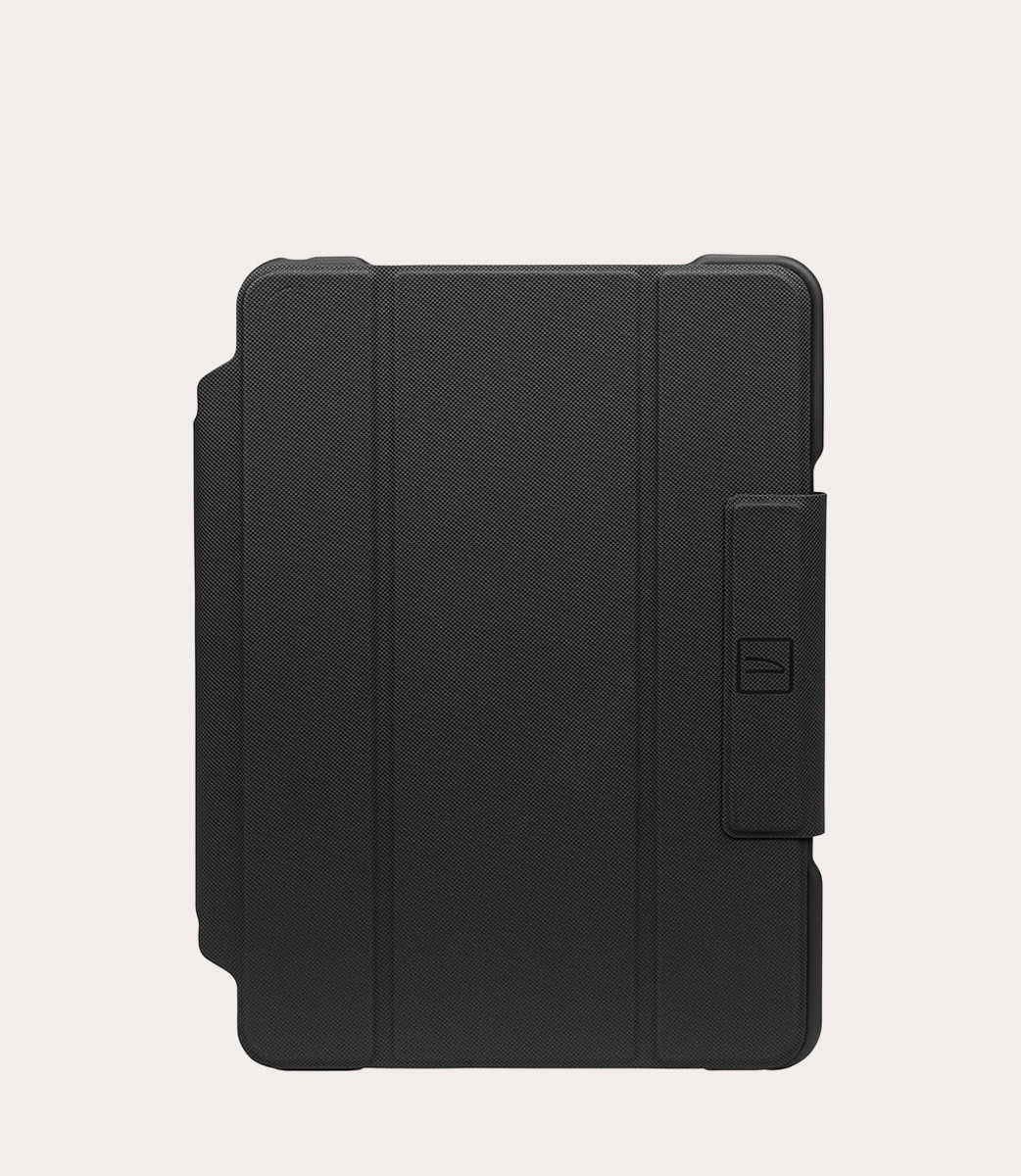 Una custodia nera testurizzata per tablet con copertina pieghevole e piccolo logo.
