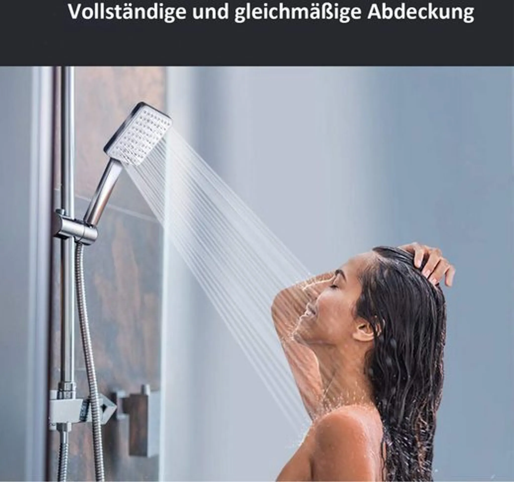 Eine Frau genießt eine Dusche mit einem modernen Duschkopf und klarem Wasserstrahl.