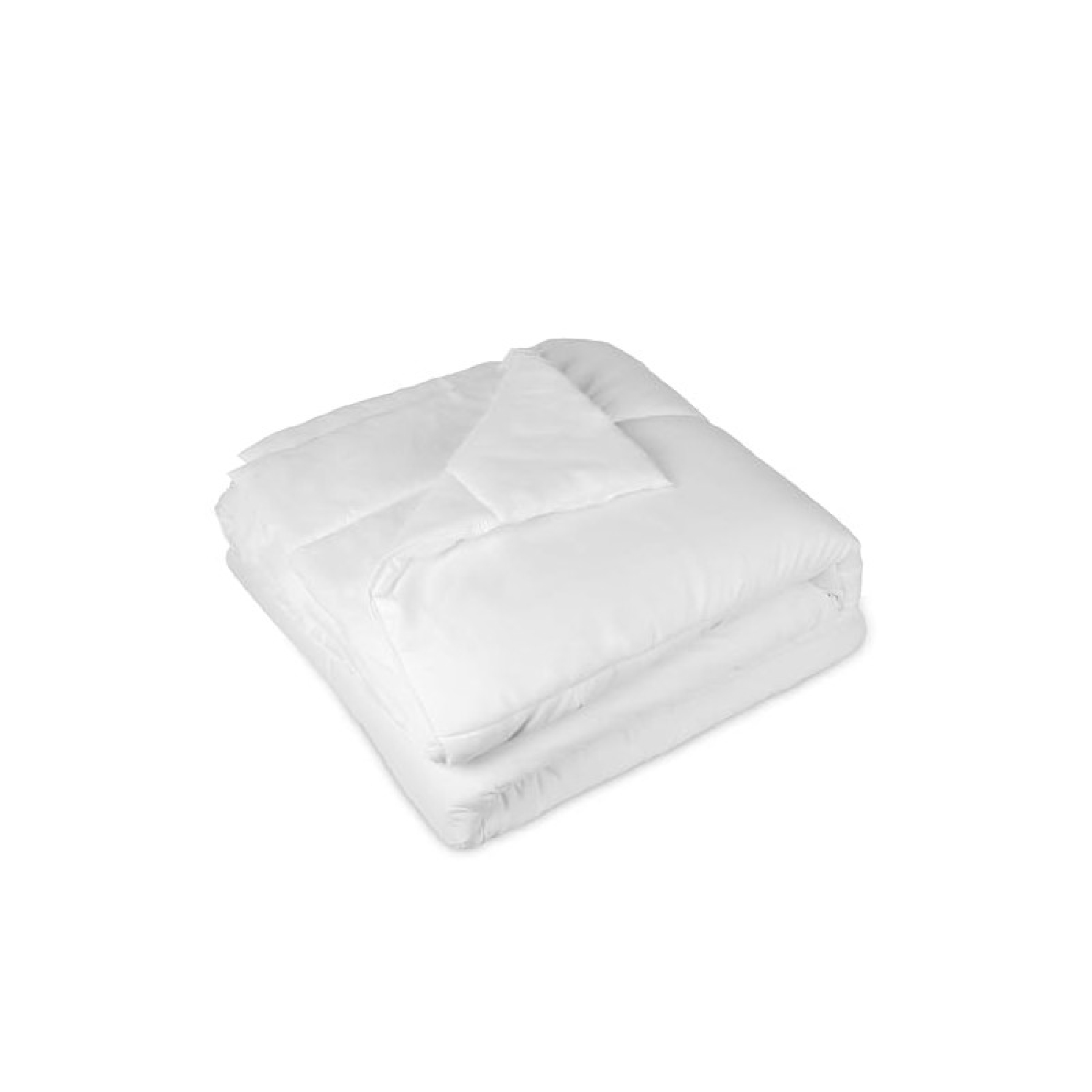 Un piumone bianco è piegato ordinatamente su sfondo bianco.
