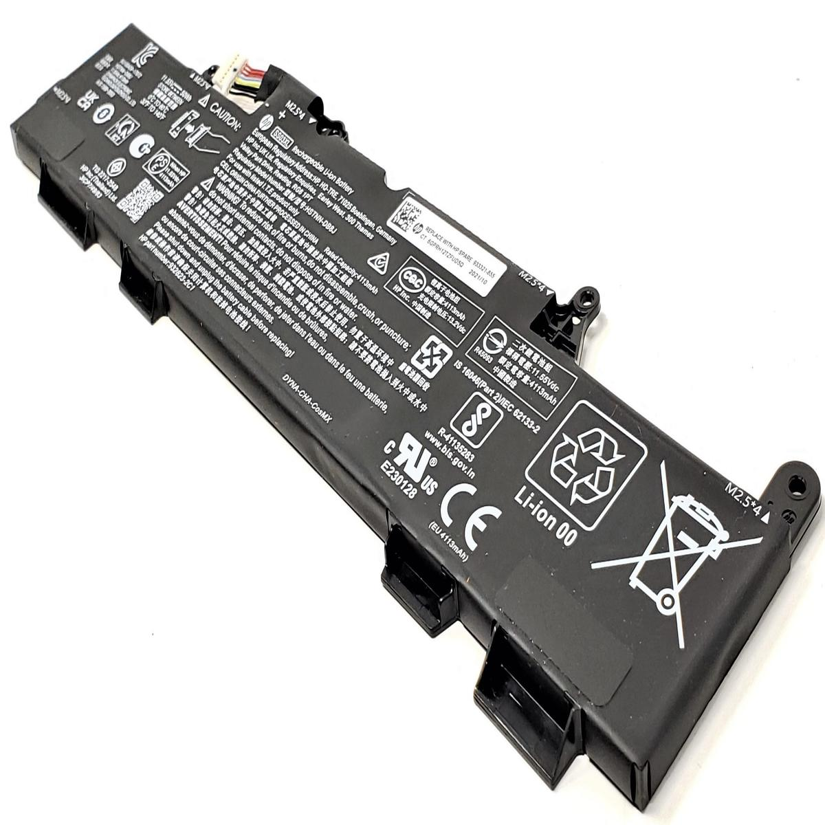 Una batteria nera per laptop HP con etichette e connettori, su sfondo bianco.