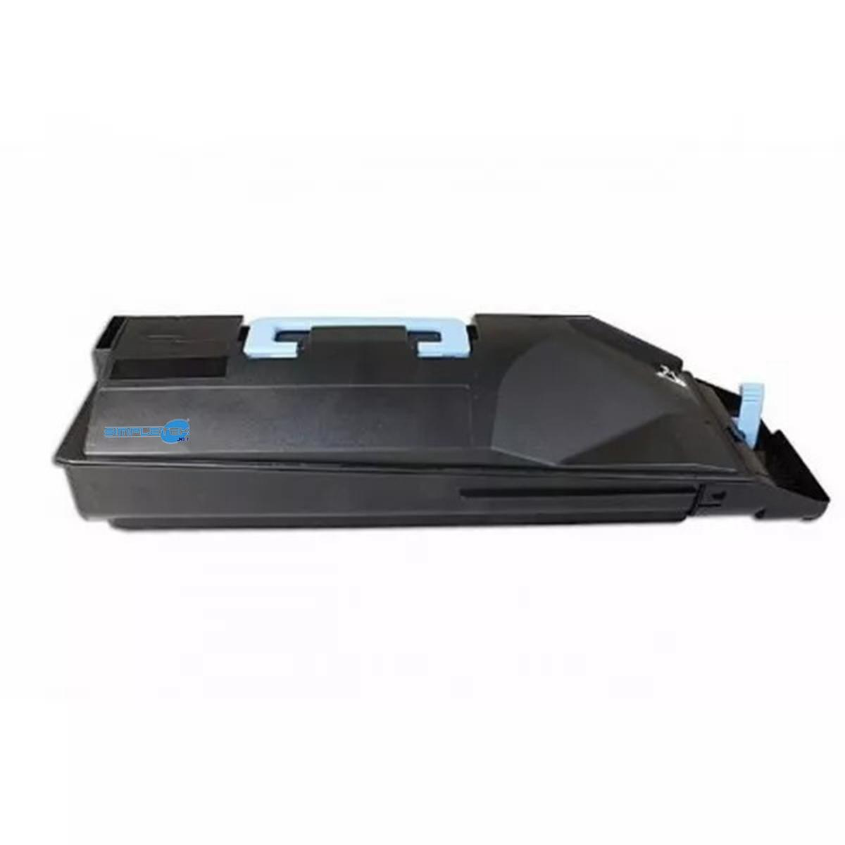 Una cartuccia toner nera con maniglia e leva blu chiaro su sfondo bianco.