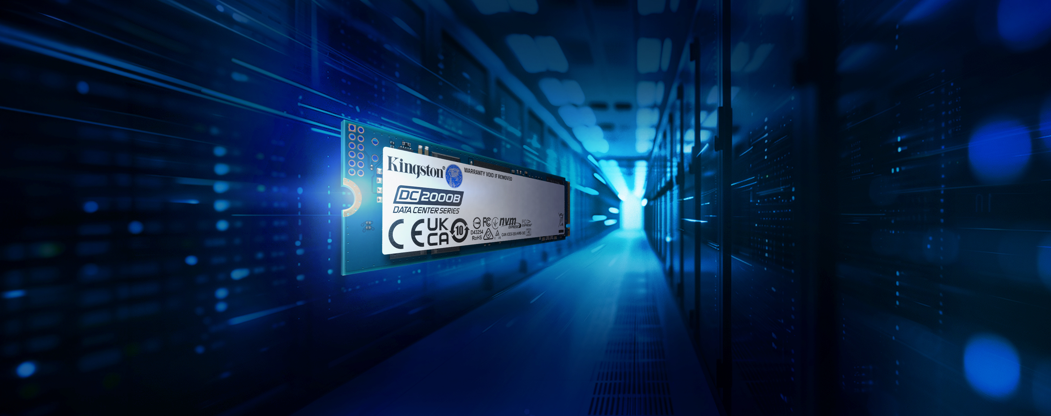 Een Kingston DC 2000B SSD in een donkere serverruimte met blauwe lichten.