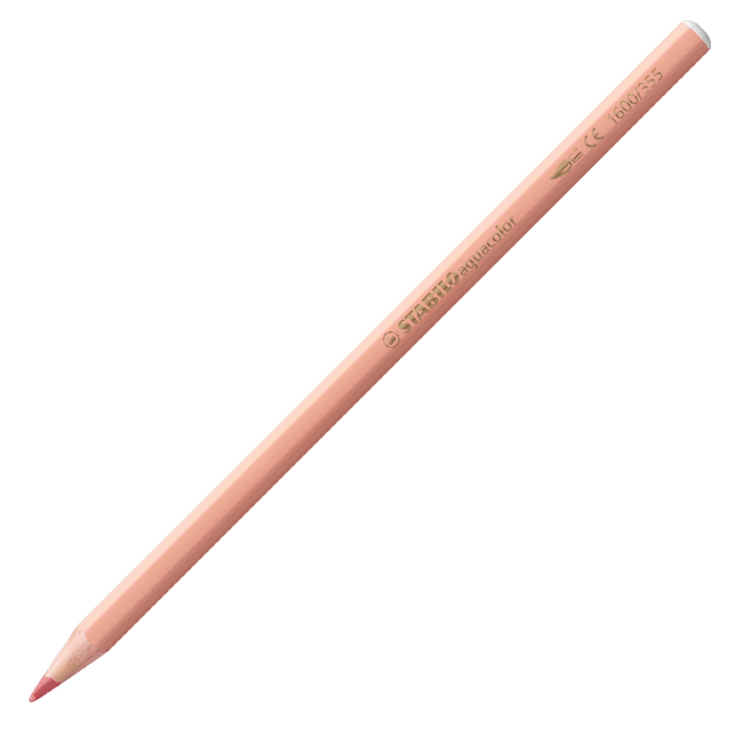 Una matita colorata rosa giace diagonalmente su sfondo bianco.