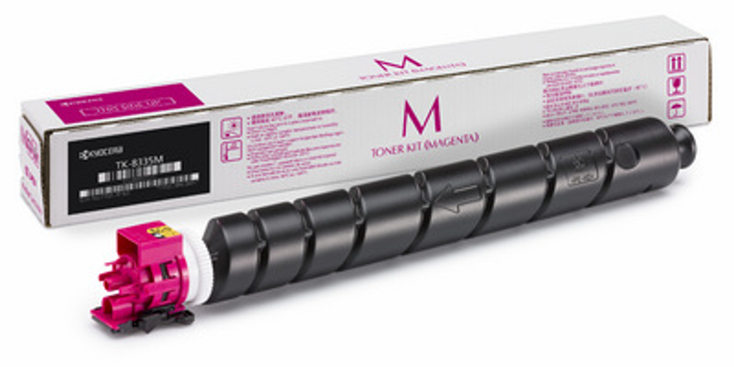 Een magenta Kyocera toner cartridge en doos worden getoond tegen een witte achtergrond.