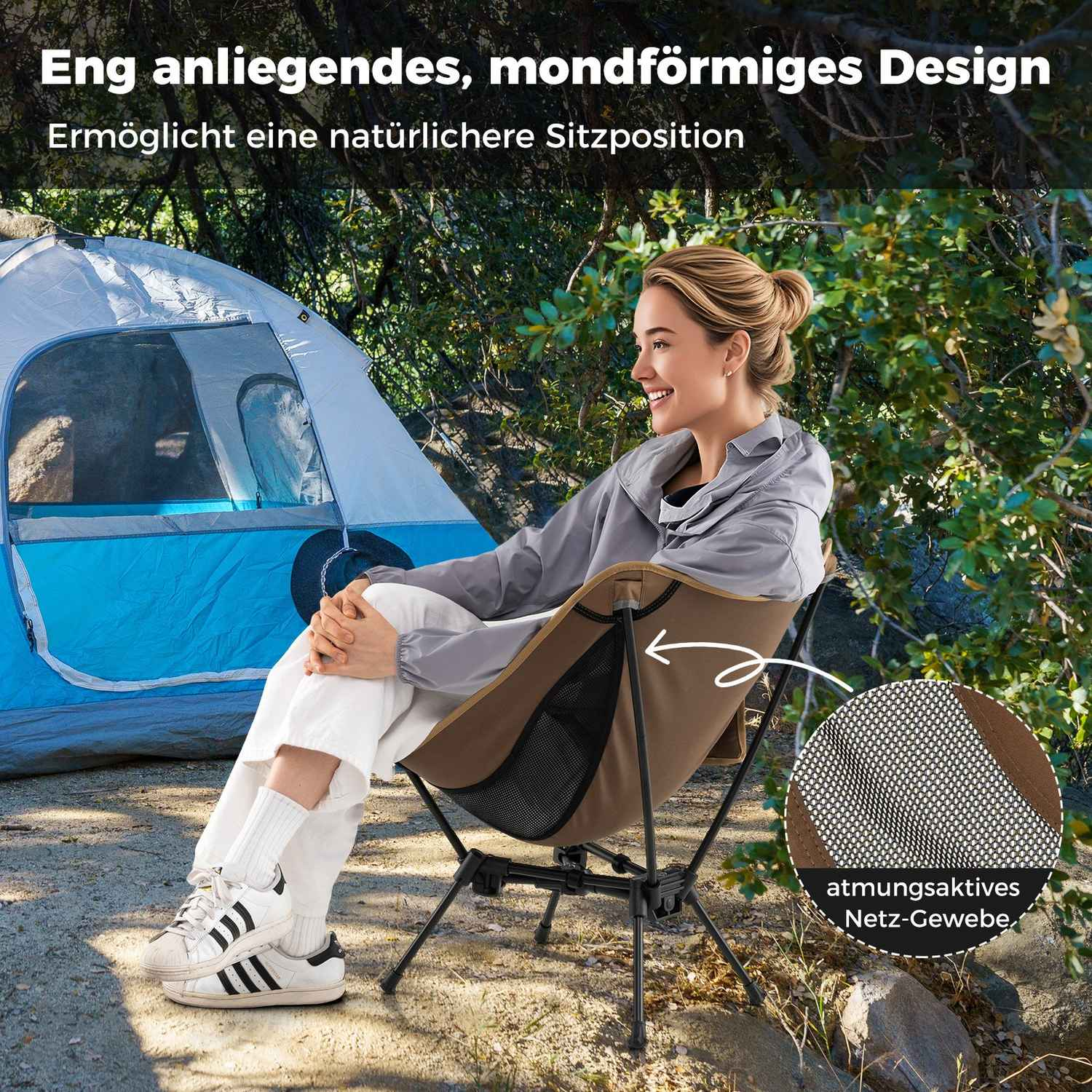 Mujer sentada en silla de camping junto a tienda, sonriendo. Se muestra tela de malla.