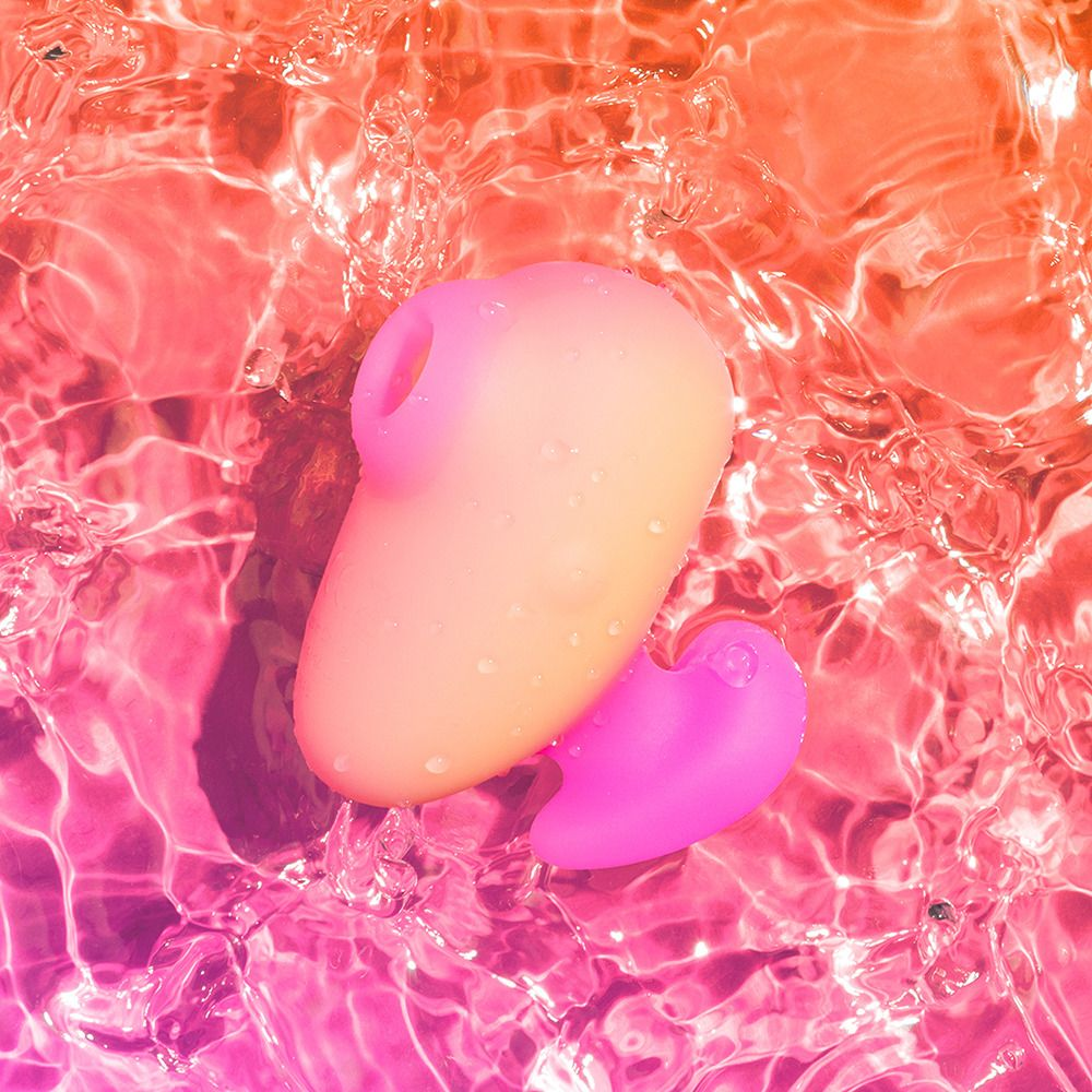 Un objeto rosa y naranja con forma de corazón sumergido en agua.