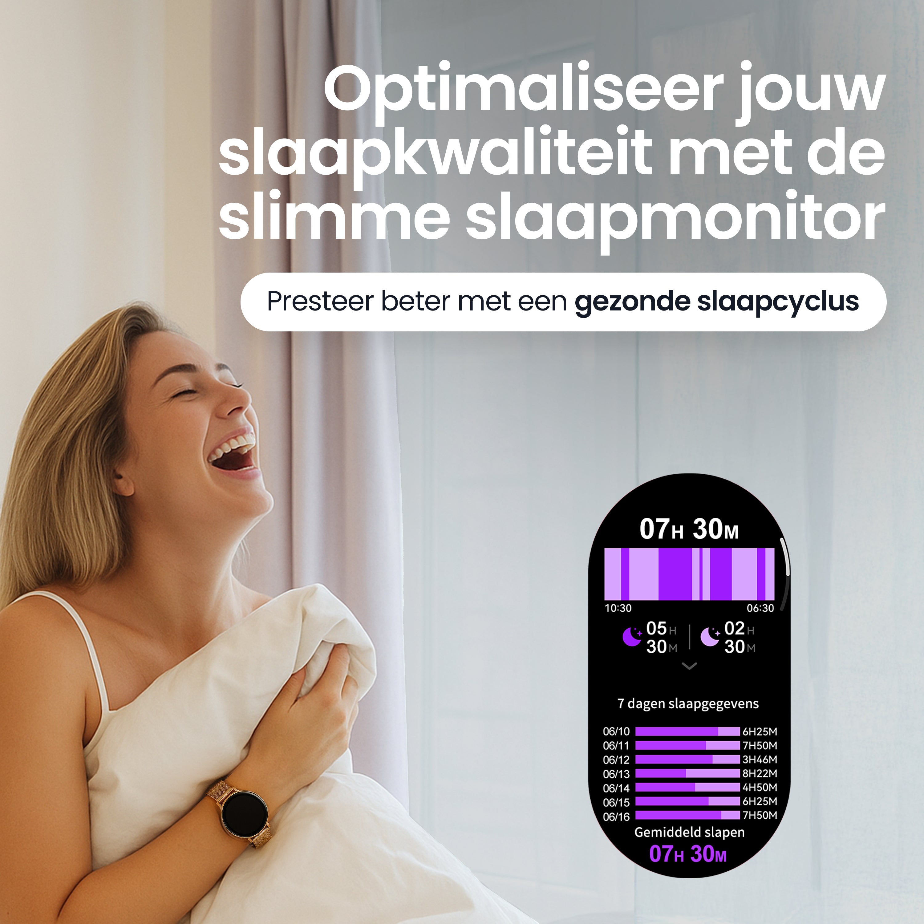 Lachende vrouw met smartwatch die slaapgegevens toont.