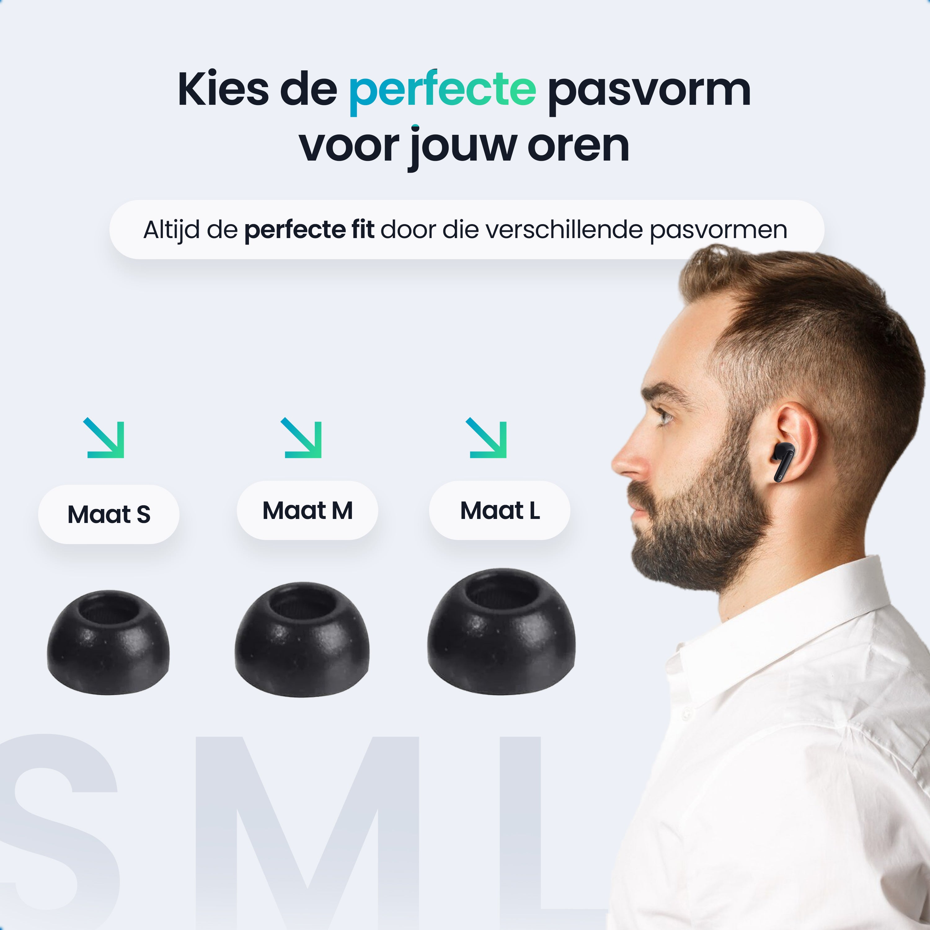 Man met oordopjes, toont drie maten zwarte oorstukjes: S, M en L.