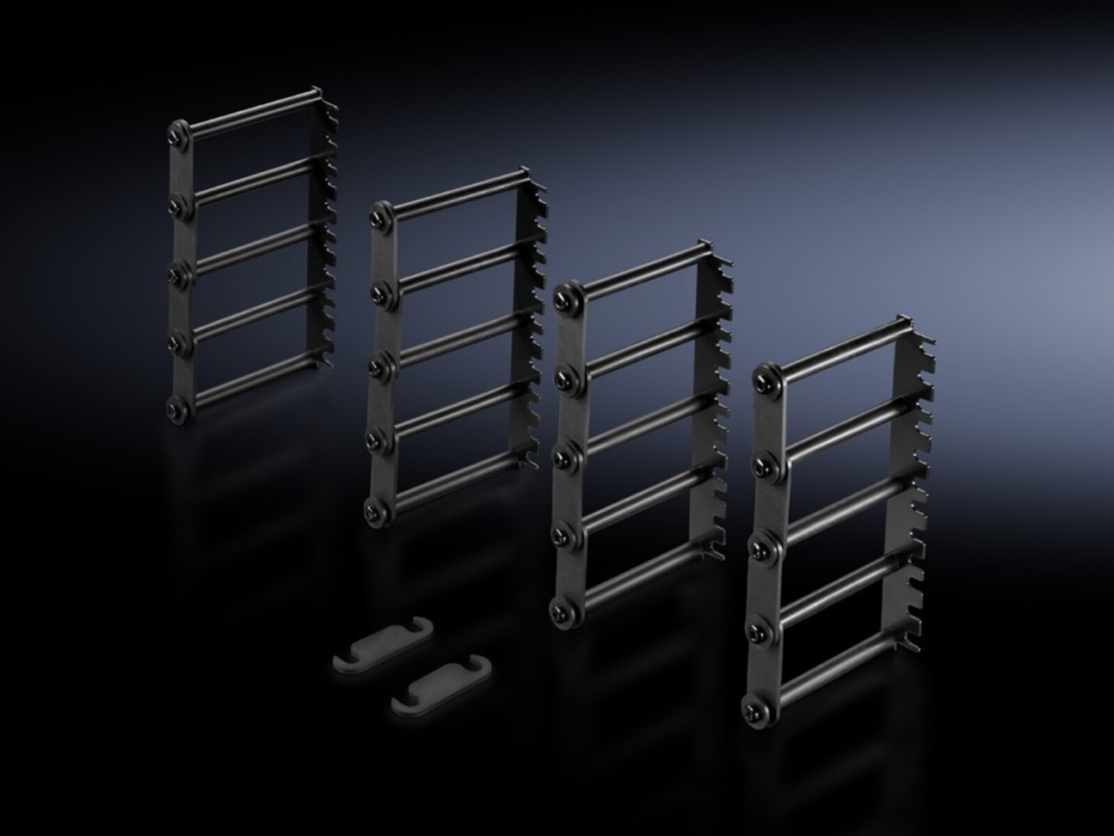 Quattro rastrelliere metalliche nere con barre orizzontali e due piccoli connettori curvi neri.