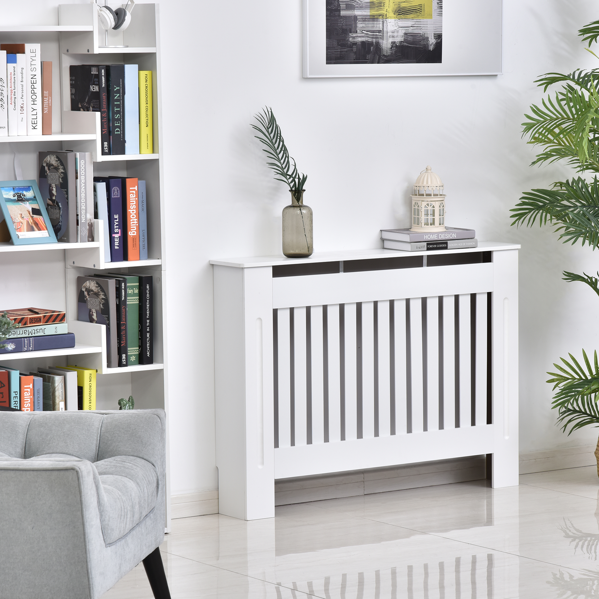 Copritermosifone bianco con stecche verticali, accanto a una libreria e una sedia.