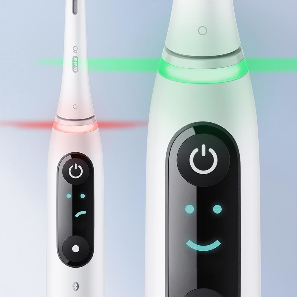 Due spazzolini elettrici Oral-B iO uno accanto all'altro, uno con luce rossa, uno con verde.