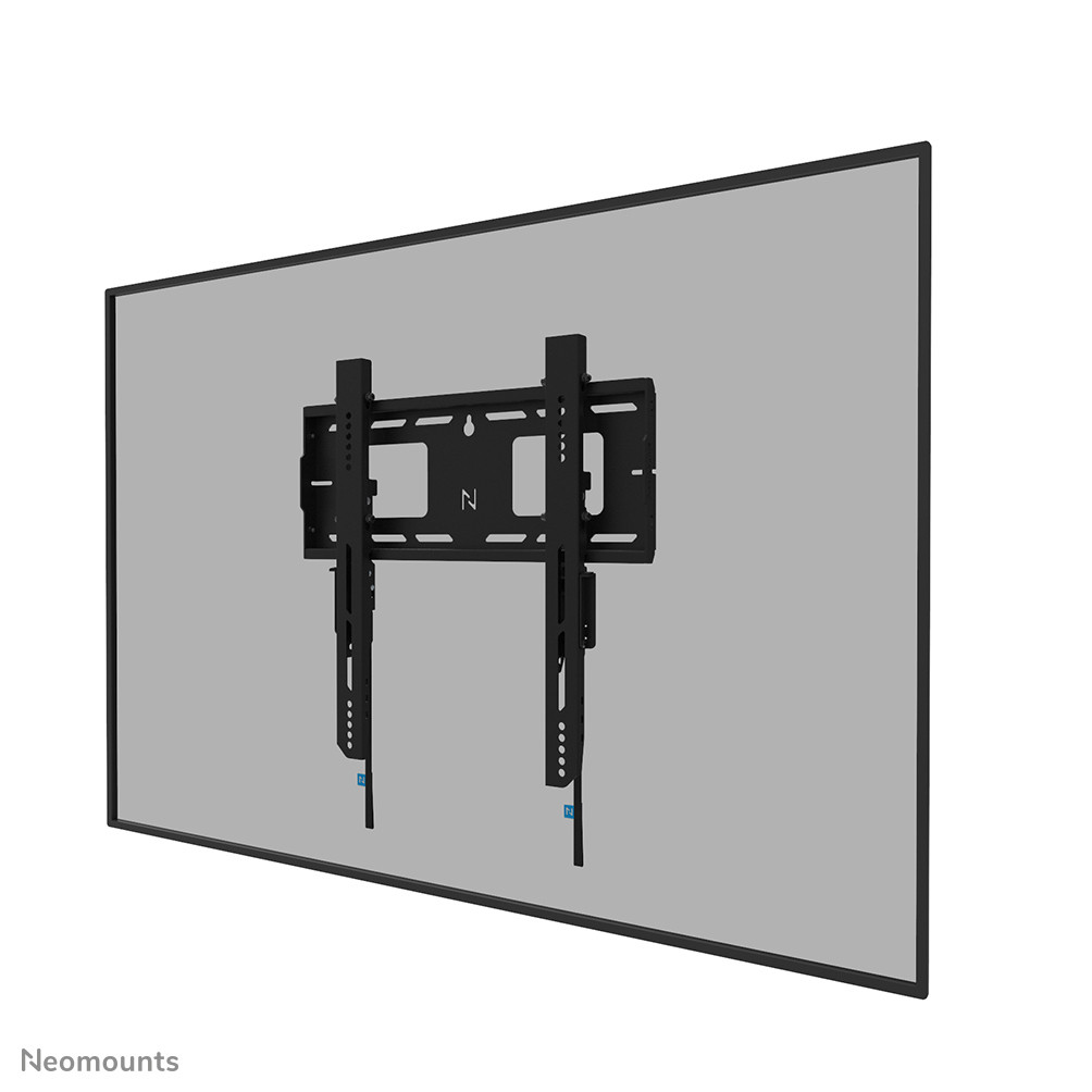 Un supporto da parete per TV nero con bracci regolabili è fissato a un grande TV a schermo piatto grigio.