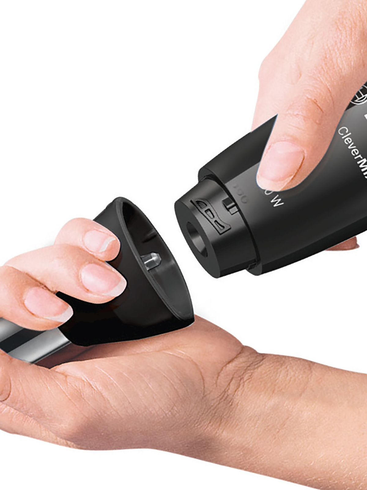 Hände montieren einen schwarzen Handmixer mit silbernem Fuß und schwarzem Aufsatz.