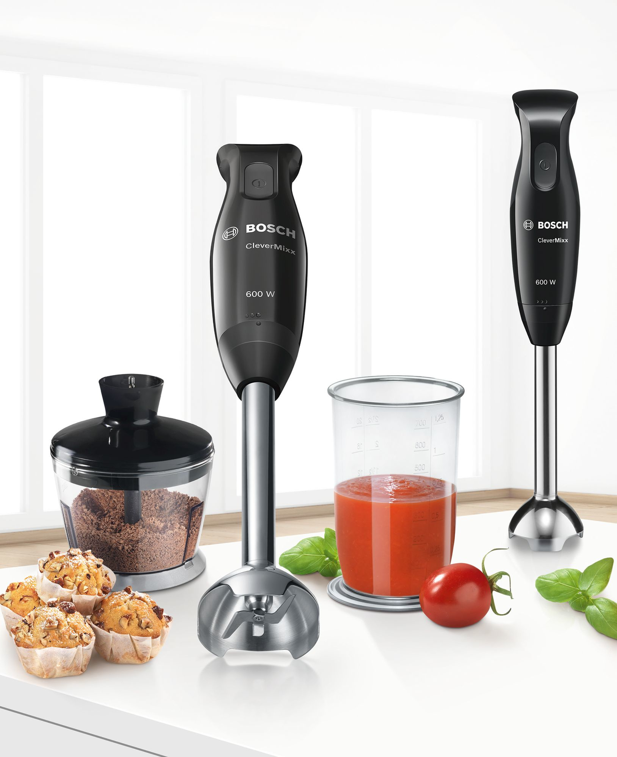 Bosch Stabmixer mit Zerkleinerer, Muffins, Tomate, Basilikum und Tomatenpüree.